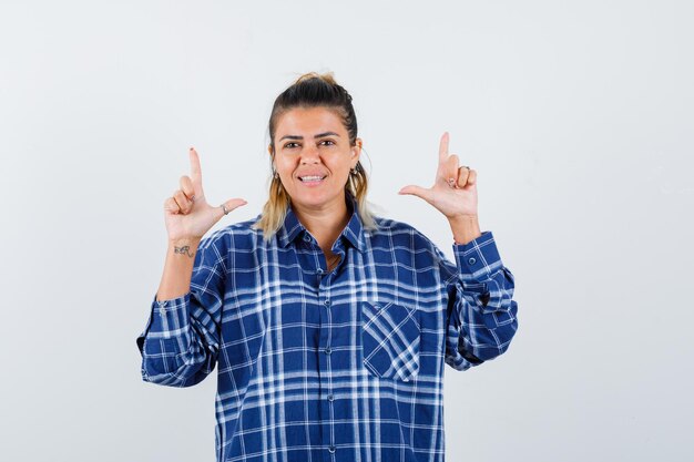 Giovane ragazza espressiva in posa in studio