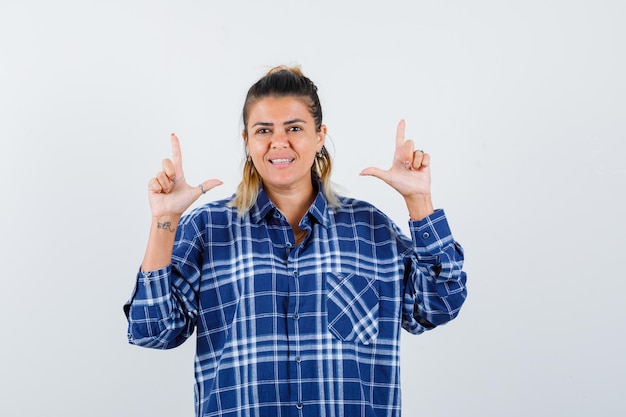 Giovane ragazza espressiva in posa in studio