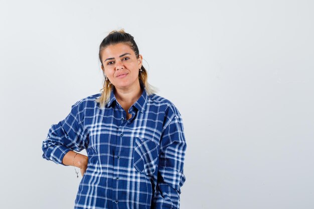 Giovane ragazza espressiva in posa in studio