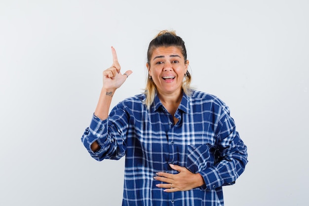 Giovane ragazza espressiva in posa in studio