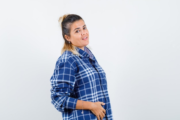 Giovane ragazza espressiva in posa in studio