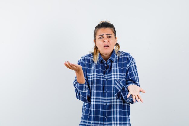 Giovane ragazza espressiva in posa in studio