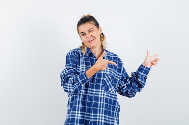 Giovane ragazza espressiva in posa in studio