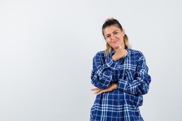 Giovane ragazza espressiva in posa in studio