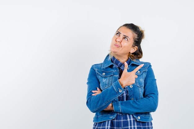 Giovane ragazza espressiva in posa in studio