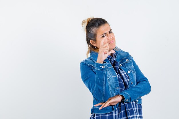 Giovane ragazza espressiva in posa in studio