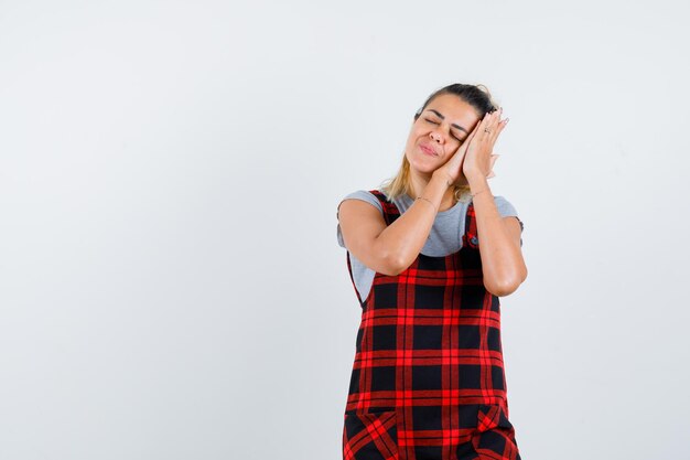 Giovane ragazza espressiva in posa in studio