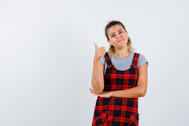 Giovane ragazza espressiva in posa in studio