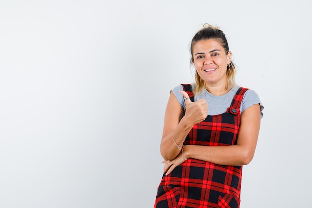 Giovane ragazza espressiva in posa in studio