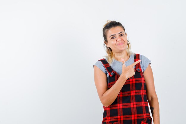 Giovane ragazza espressiva in posa in studio