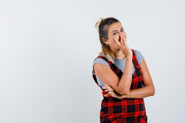 Giovane ragazza espressiva in posa in studio