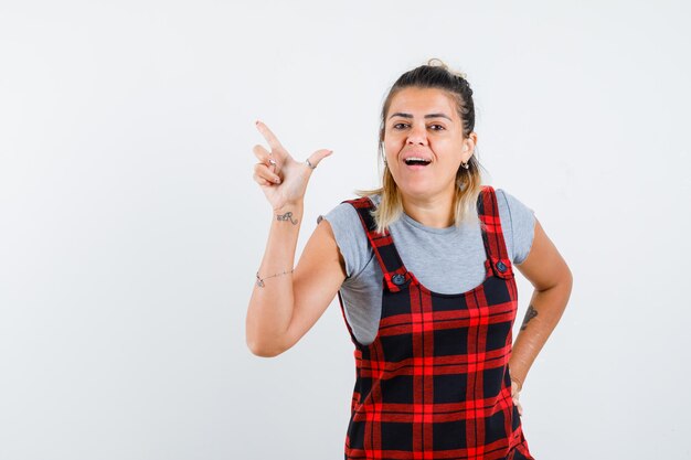 Giovane ragazza espressiva in posa in studio