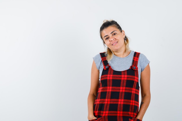 Giovane ragazza espressiva in posa in studio