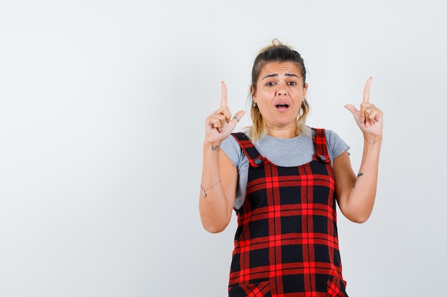 Giovane ragazza espressiva in posa in studio