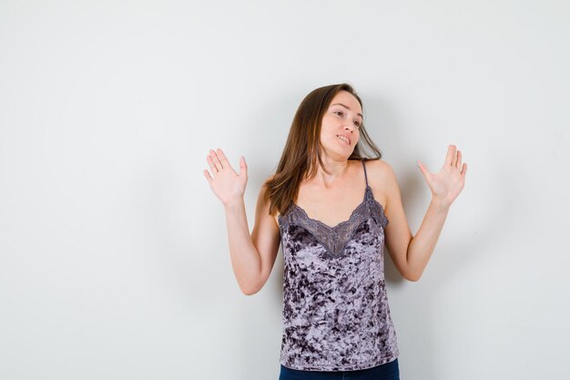 Giovane ragazza espressiva in posa in studio