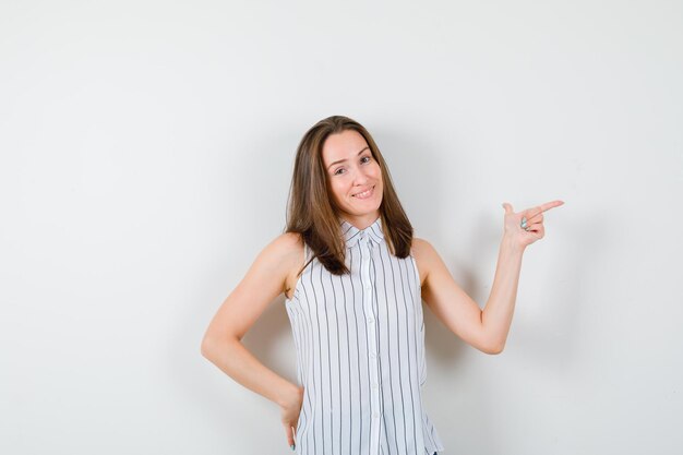 Giovane ragazza espressiva in posa in studio