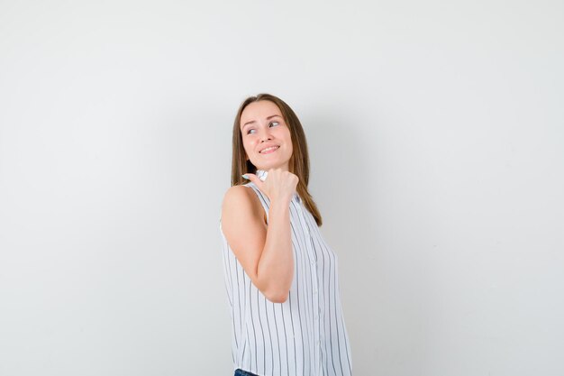 Giovane ragazza espressiva in posa in studio