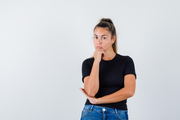 Giovane ragazza espressiva in posa in studio