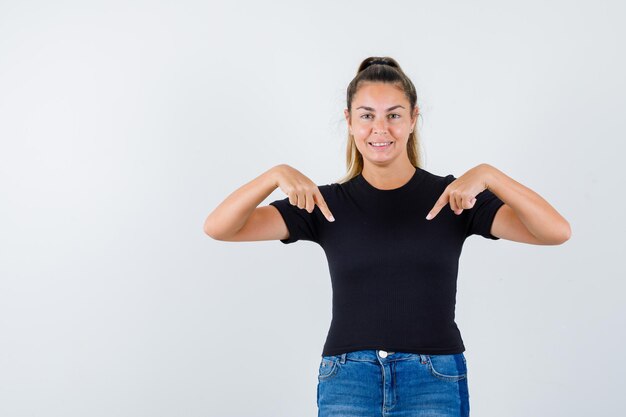 Giovane ragazza espressiva in posa in studio