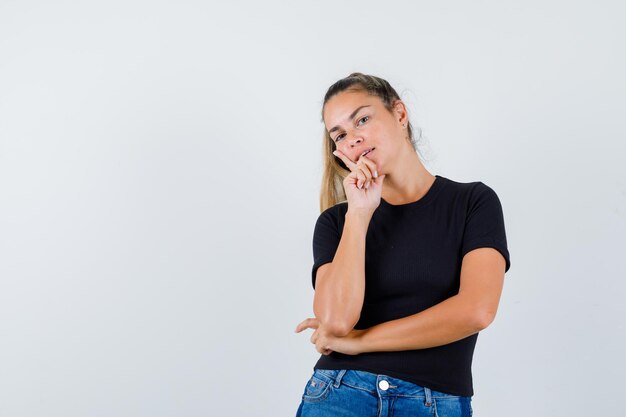 Giovane ragazza espressiva in posa in studio