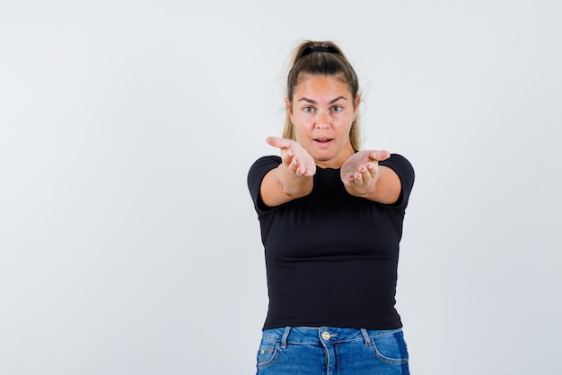 Giovane ragazza espressiva in posa in studio