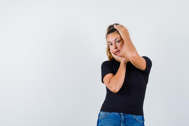 Giovane ragazza espressiva in posa in studio