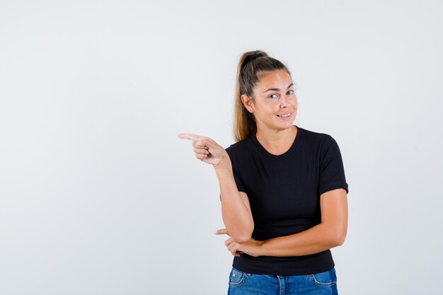 Giovane ragazza espressiva in posa in studio