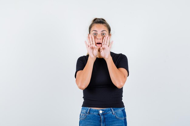 Giovane ragazza espressiva in posa in studio