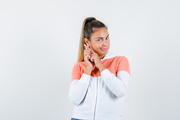 Giovane ragazza espressiva in posa in studio