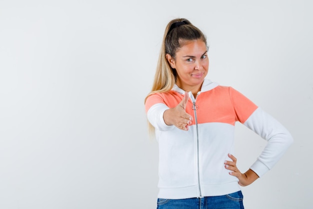 Giovane ragazza espressiva in posa in studio