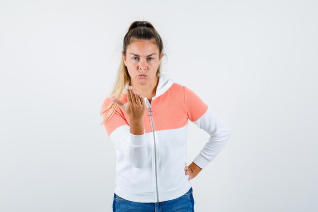 Giovane ragazza espressiva in posa in studio