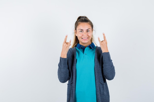 Giovane ragazza espressiva in posa in studio