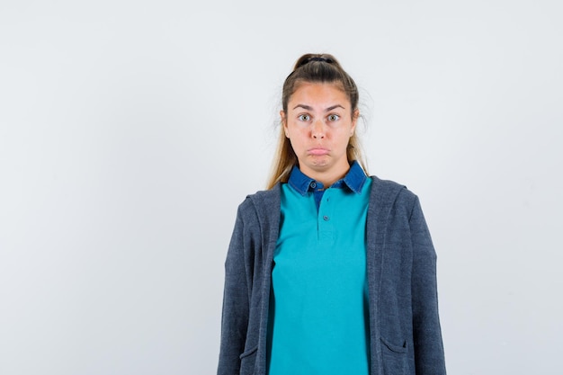 Giovane ragazza espressiva in posa in studio