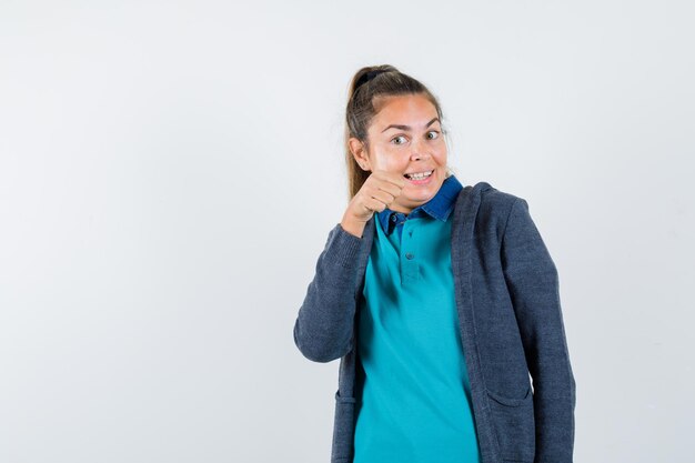 Giovane ragazza espressiva in posa in studio