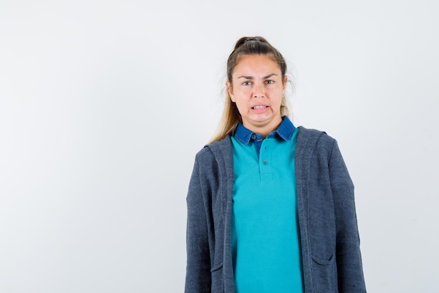 Giovane ragazza espressiva in posa in studio