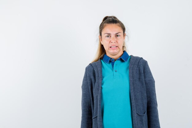 Giovane ragazza espressiva in posa in studio