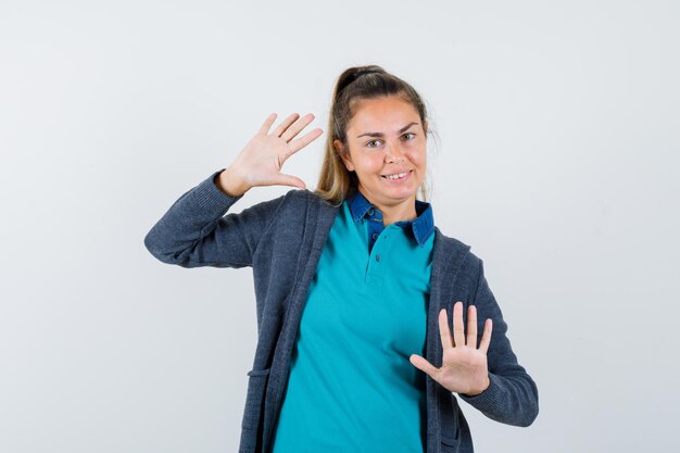 Giovane ragazza espressiva in posa in studio