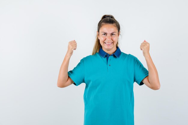 Giovane ragazza espressiva in posa in studio