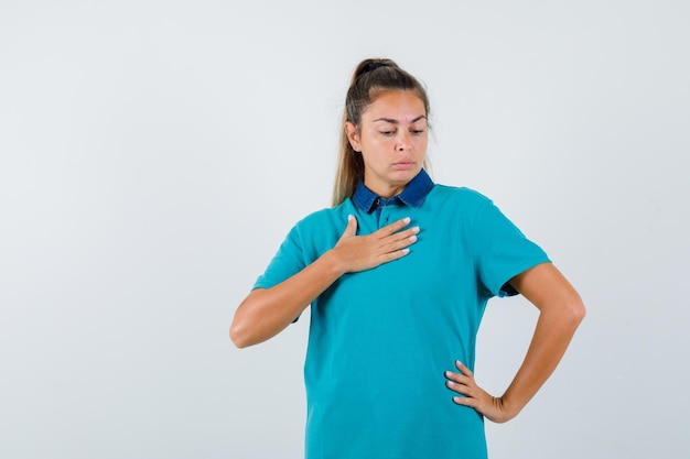 Giovane ragazza espressiva in posa in studio