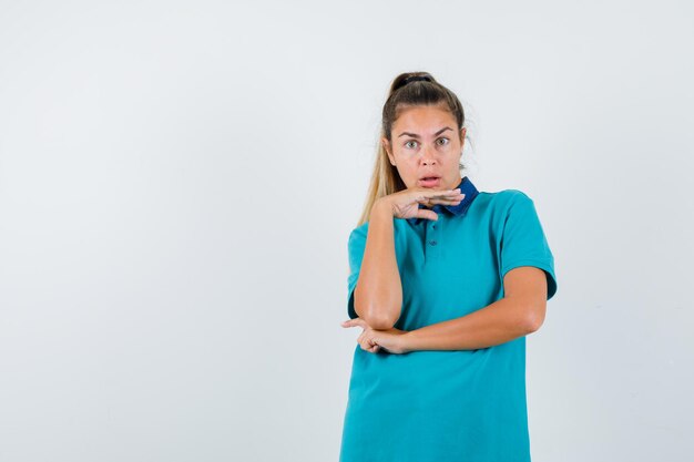 Giovane ragazza espressiva in posa in studio