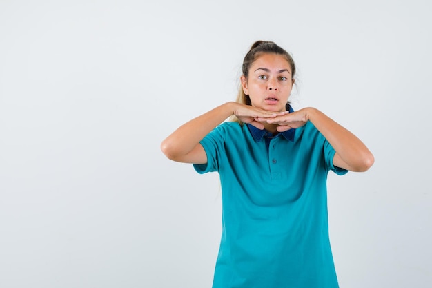 Giovane ragazza espressiva in posa in studio