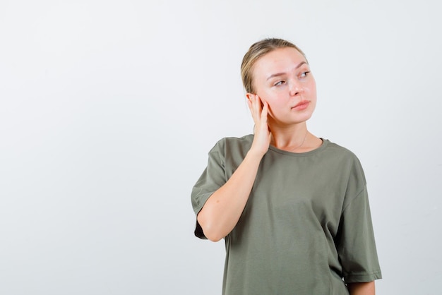 Giovane ragazza girando a destra su sfondo bianco