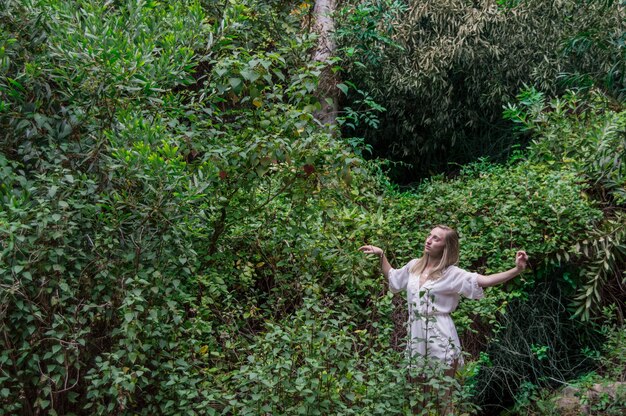 Giovane ragazza guardando con sfondo la natura