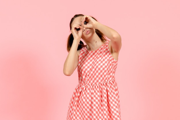 giovane ragazza in abito rosa carino sul rosa