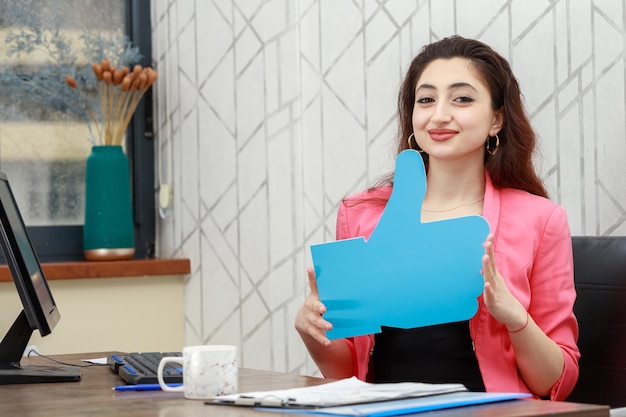 Giovane ragazza in possesso di bolla blu idea a forma di pollice e sorridente Foto di alta qualità