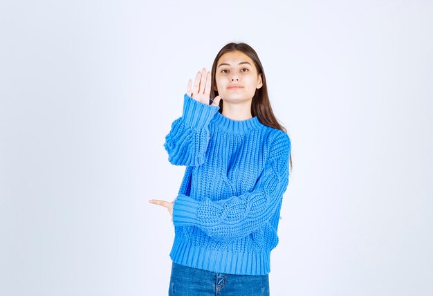 giovane ragazza modello che mostra il segnale di stop.