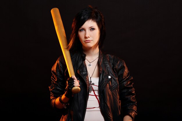 Giovane ragazza punk con mazza da baseball