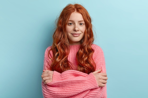 Giovane ragazza rossa con capelli ondulati