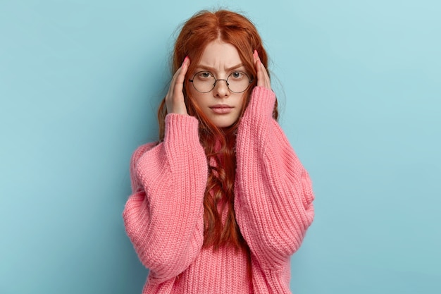 Giovane ragazza rossa con capelli ondulati