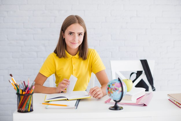 Giovane, ragazza, studiare, scrivania